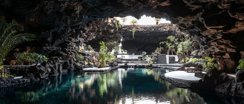 El impresionante interior de los Jameos del Agua, mostrando la cueva volcánica, el restaurante y la piscina